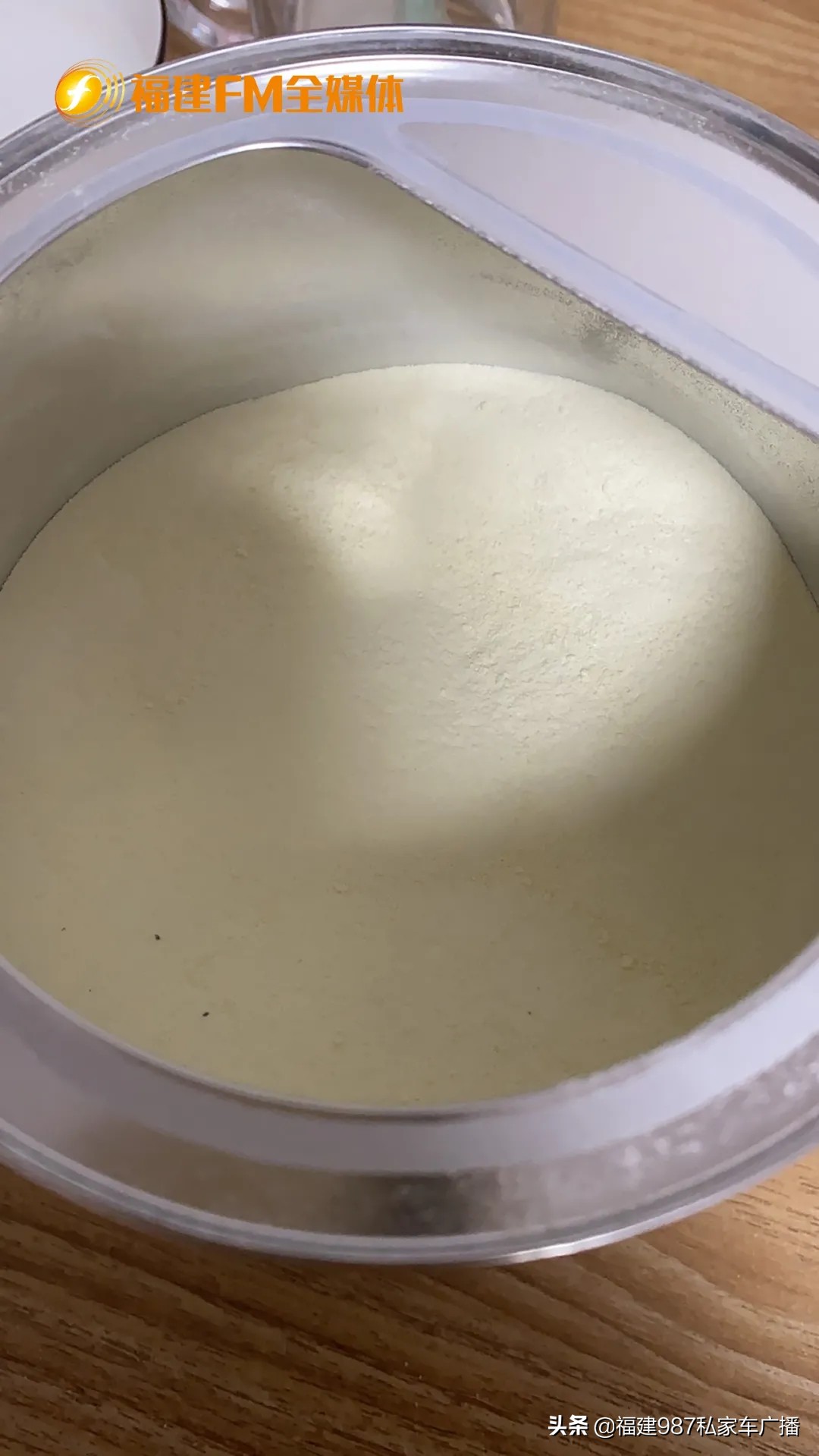 奶粉里面有褐色颗粒是什么,网上购买的奶粉里面有其他杂质