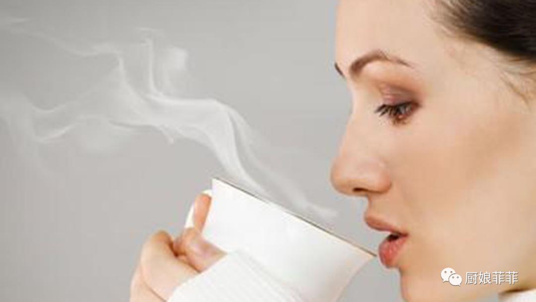 晨起空腹喝水比不吃早餐危害更大,早餐空腹适量喝水的好处