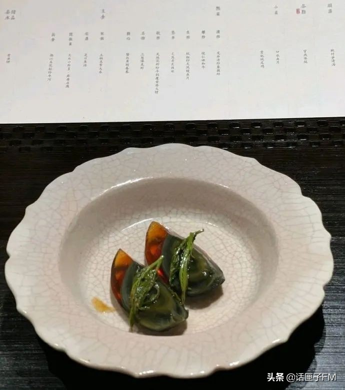 人均2200元吃皮蛋、鸡皮、青菜,这样的餐厅是“斩冲头”吗?市场监管回应了