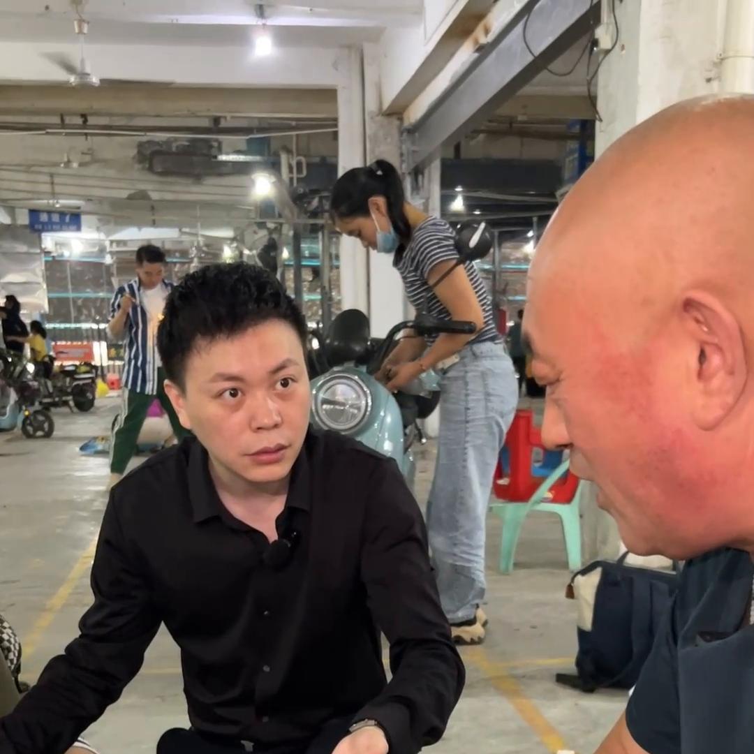 出门逗小猫，结果又在翡翠市场花了六位数，这回帮一位广州...