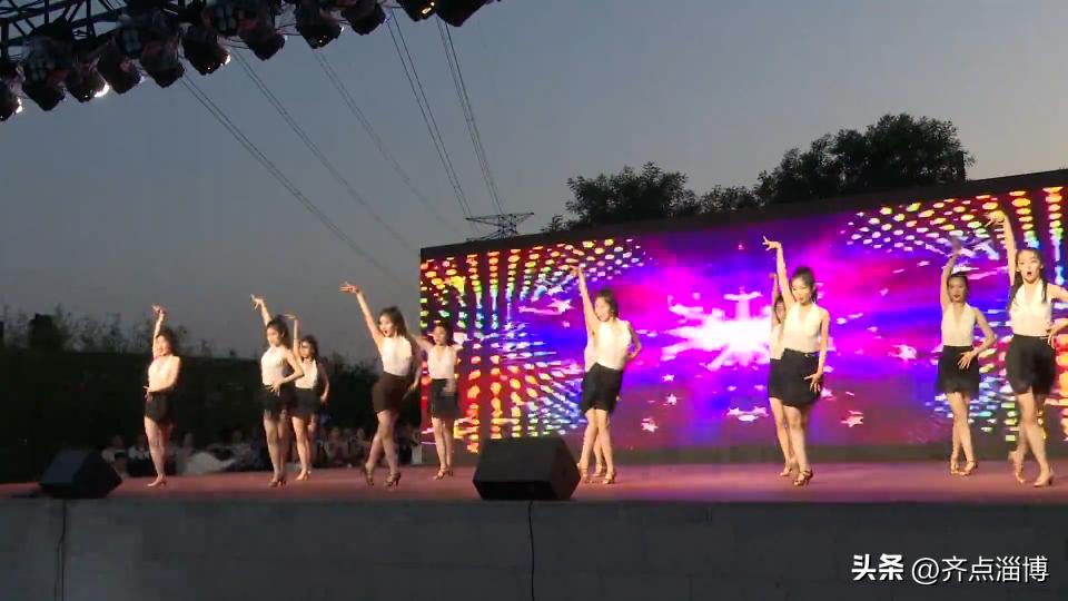 这次下乡演出他们成了主角