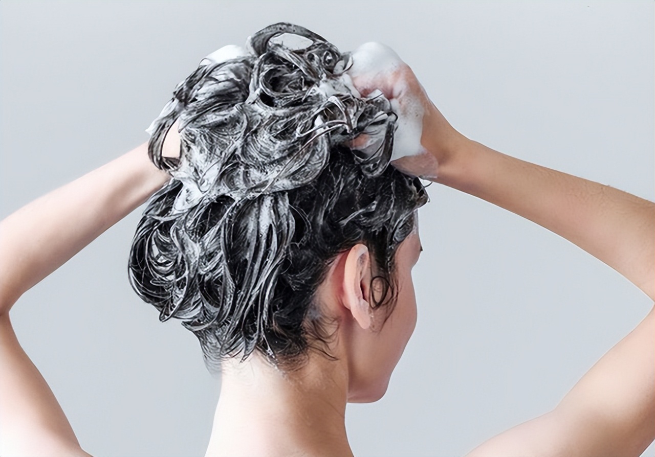 洗头发改善发质的正确方法,怎么洗头发可以改善发质和生发