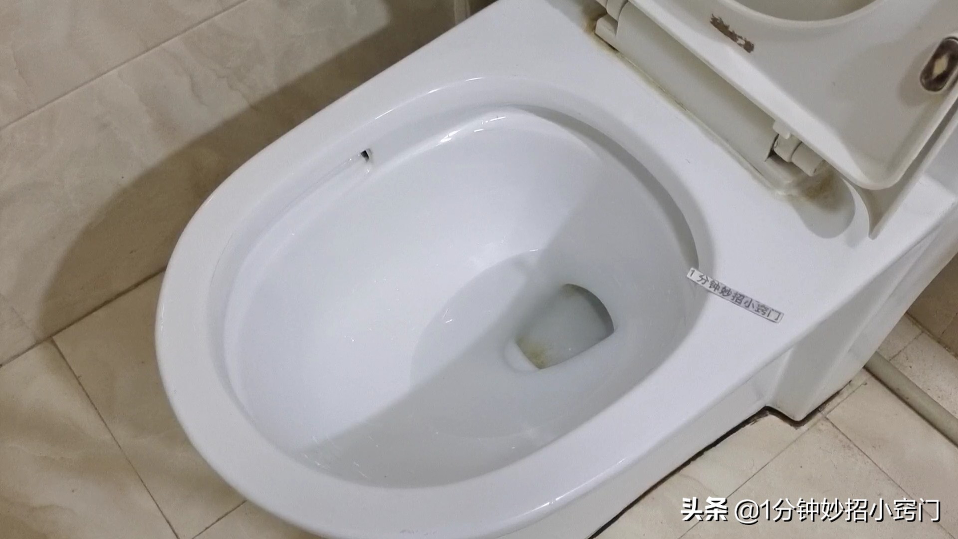 马桶堵了疏通的最简单方法,马桶堵了只需一分钟快速疏通法