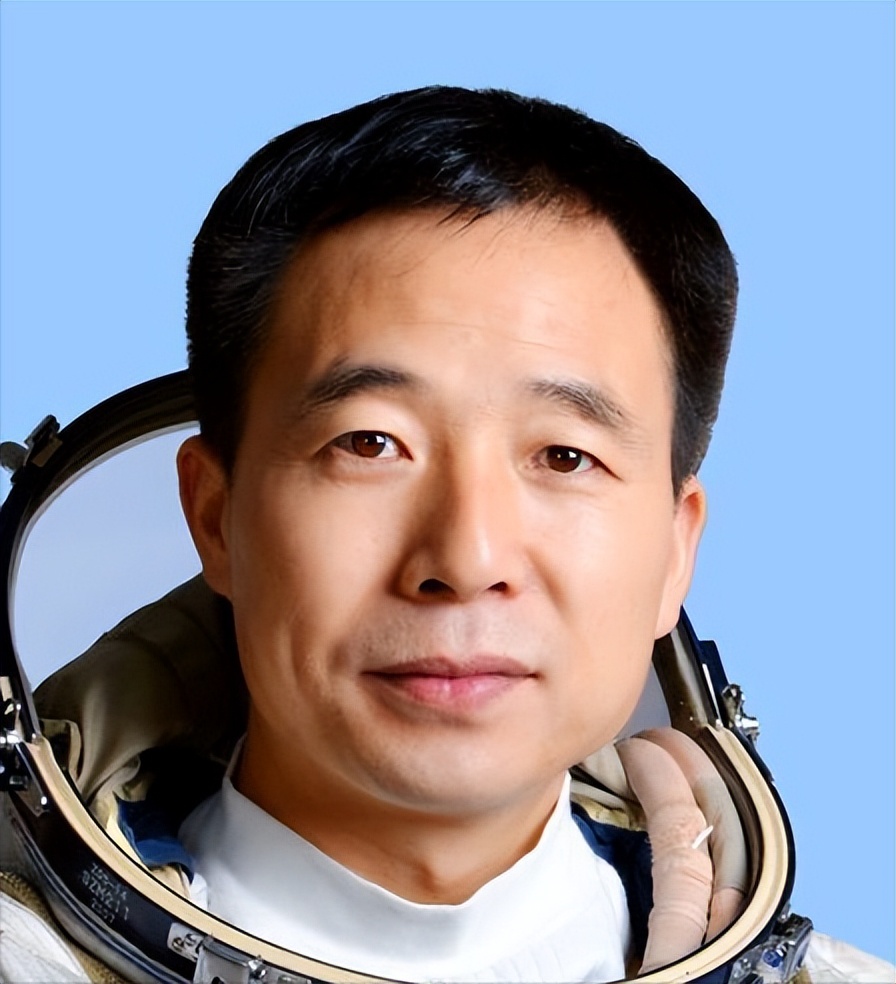 航天员少将和大校哪个级别大,中国航天英雄人物名单