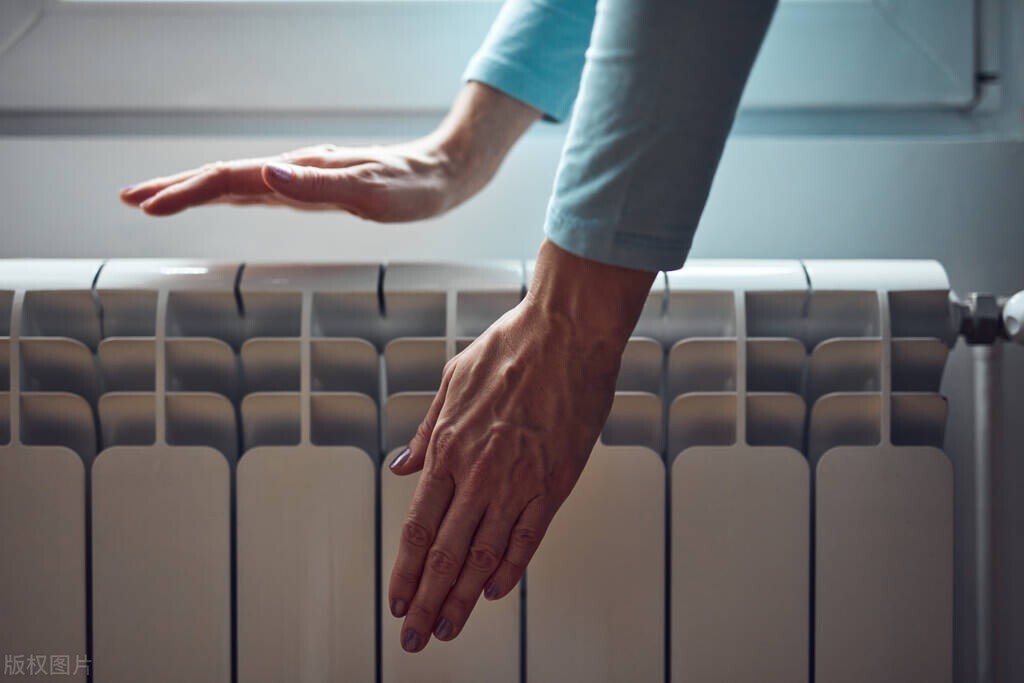 暖气热但是不散热是怎么回事,暖气不热但室内温度正常怎么处理