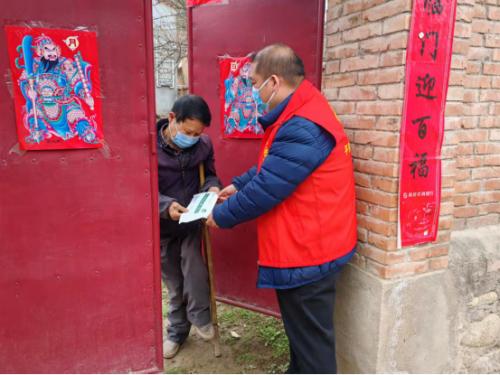疫情期间送真情扶贫走访暖民心,群众防疫期间送物资