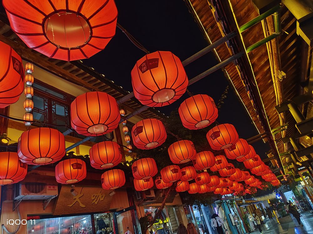 iqoo11骁龙8+2是超频版吗,iqoo11骁龙是不是满血版