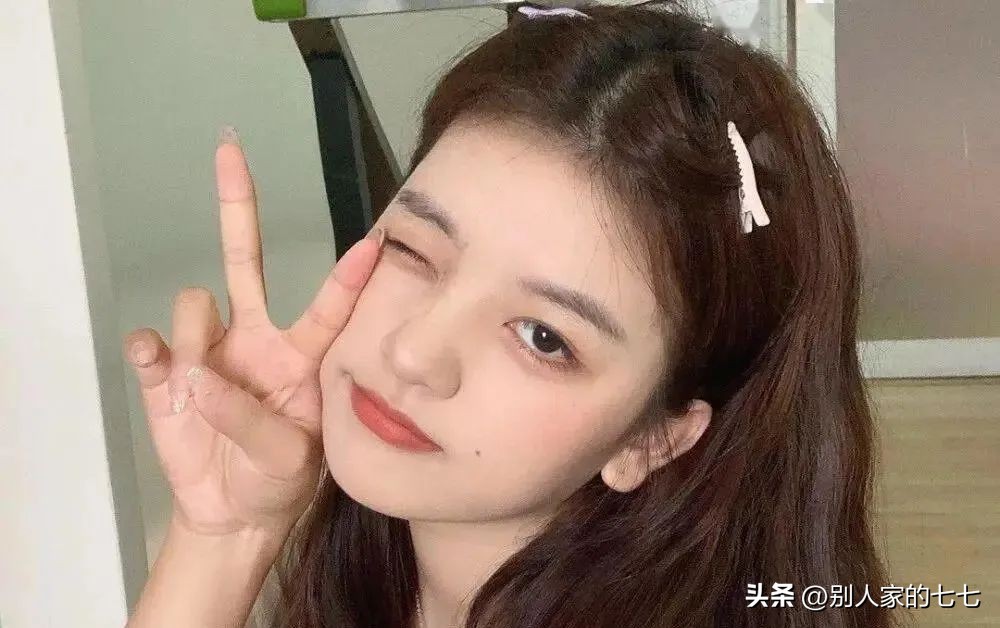 女人暗恋你才会有这5个行为表现,女人暗恋你的10种信号