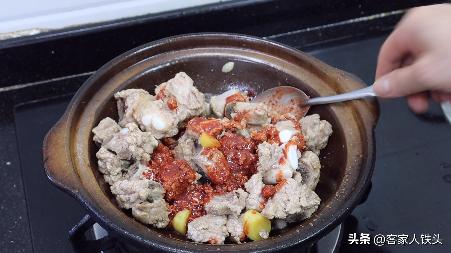 一锅熟排骨家常做法,原汁原味排骨煲