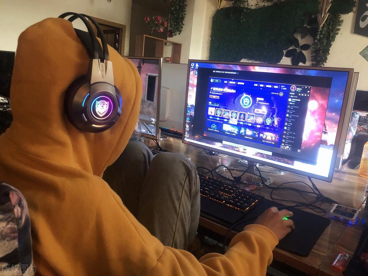 离婚女人摆摊创业成功挣100万,女人开网吧亏50万