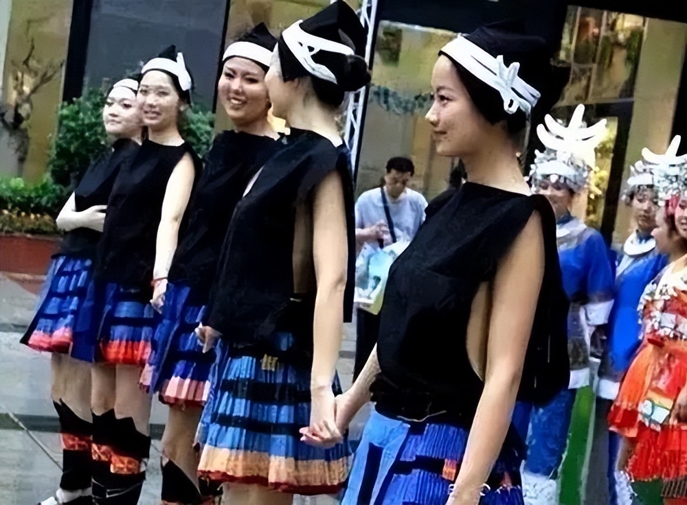 “内衣不穿，活该被*拍偷**！”刻板印象下女性需要的不仅是穿衣自由