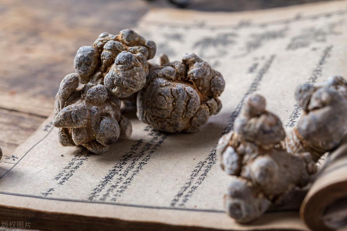 *褐斑黄**有两个原因：一是血不洁，二是肾不好