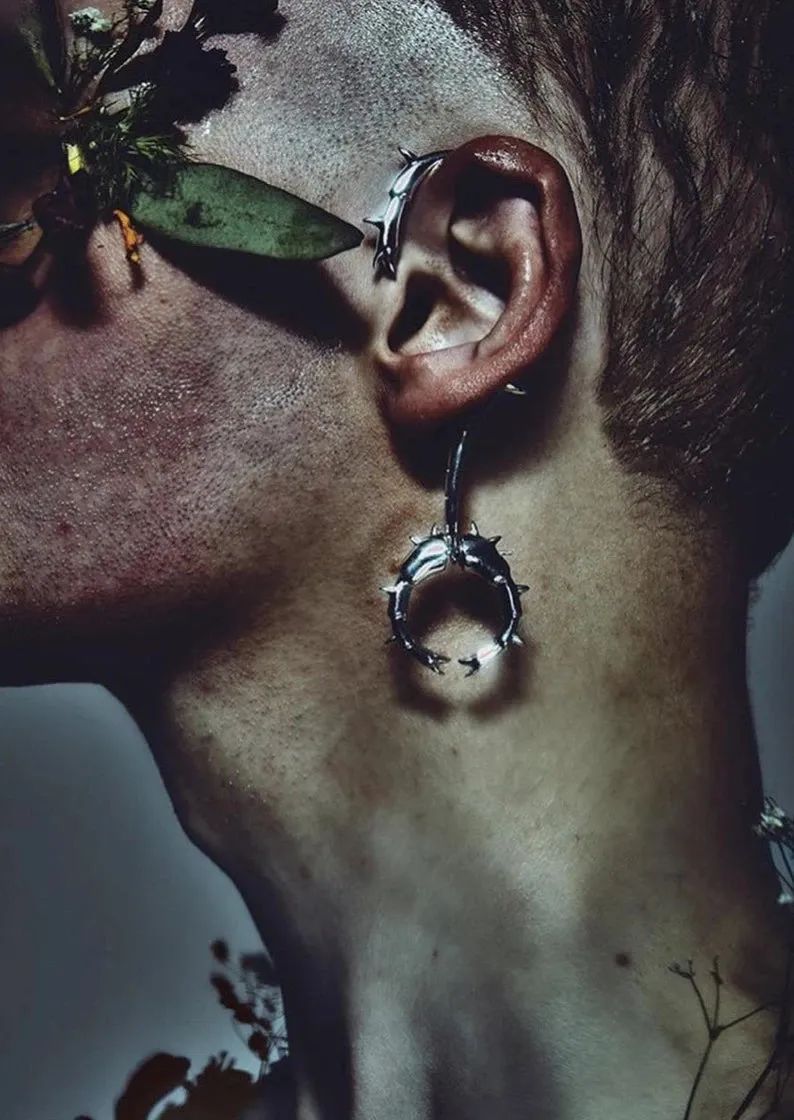 将鲜花封存,变成华服,玩转自然材料的日本设计师