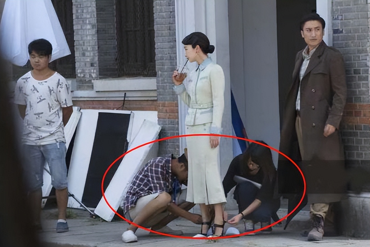 人前明星人后大爷,浴缸陪睡跪地穿鞋,这都是谁给的底气?