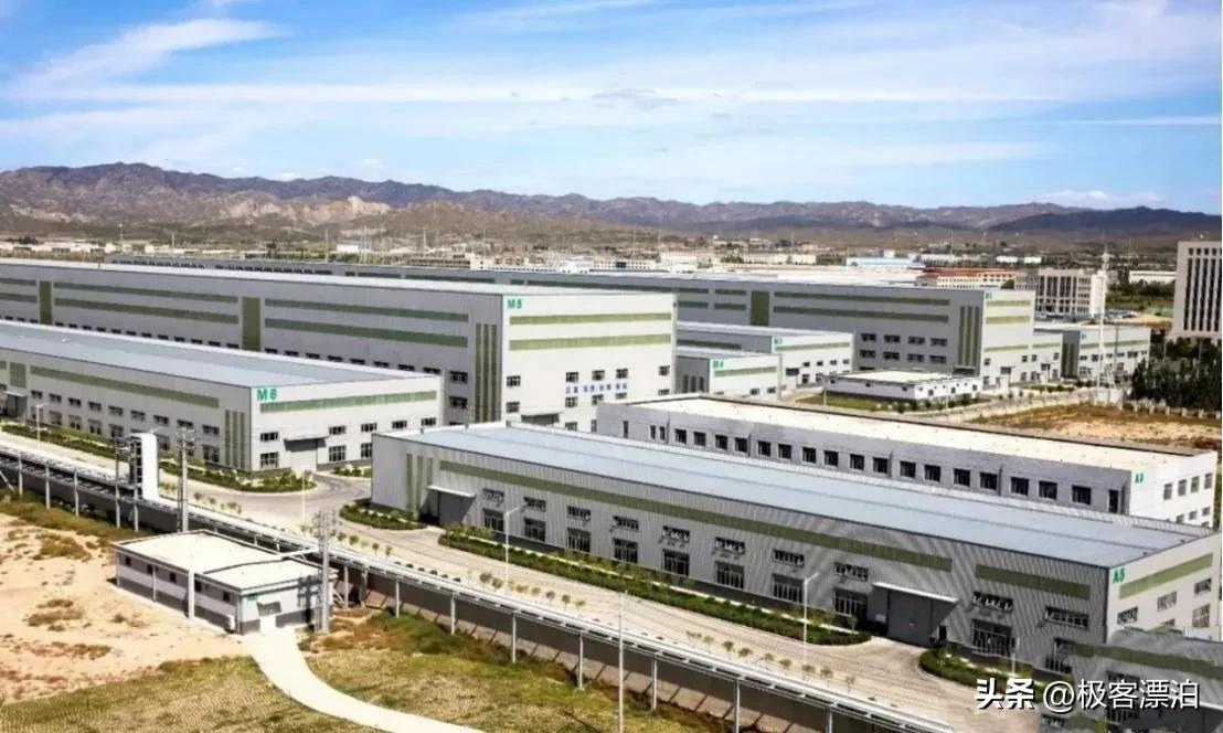 藏得太深！宁德时代和比亚迪的“幕后大佬”，居然是卖西服的？