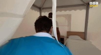 卡塔尔世界杯任性到家:无酒精啤酒尬坏赞助商,天价沙拉被吐槽…