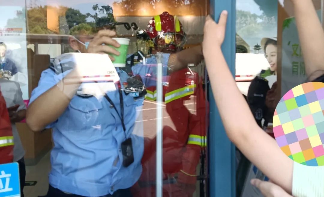 玻璃门咬口了怎么办,玻璃门夹人怎么处理