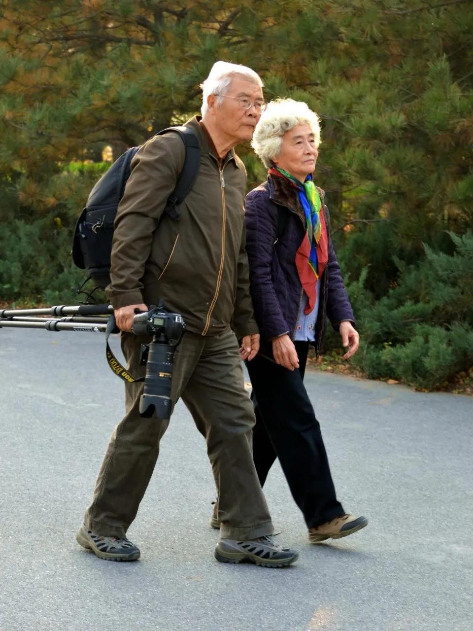 爸妈每月退休金总共10000,都给我姐花,直到生病后他们才看清她