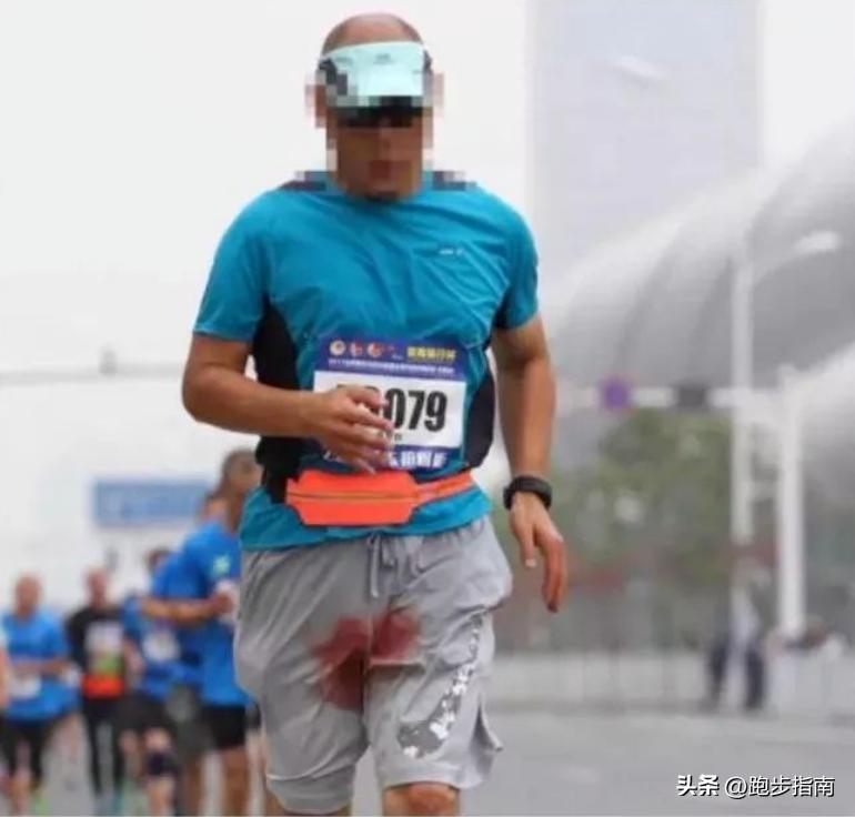 史上最惨！跑到大面积血染T恤，大哥为了“破三”拼了