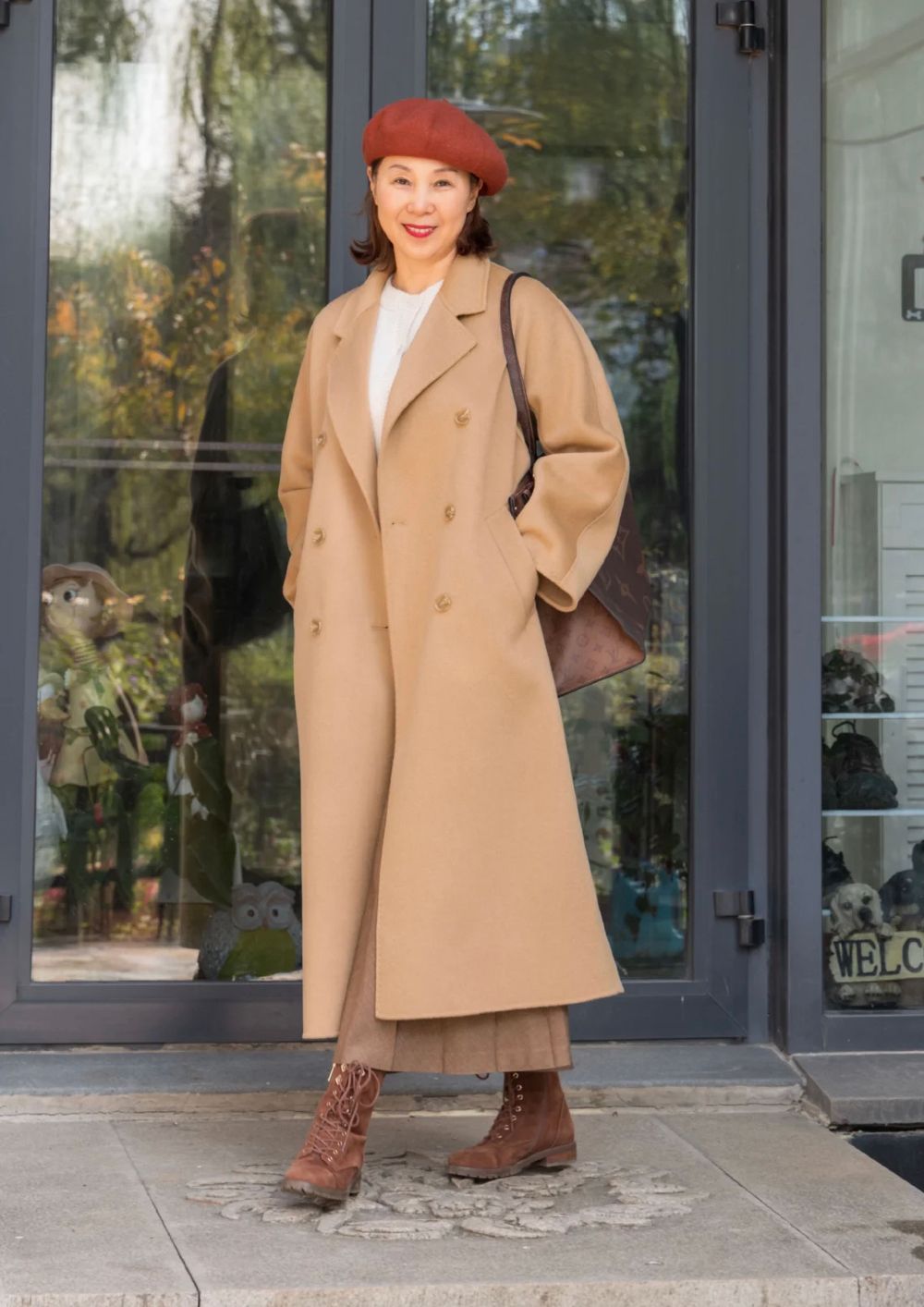 35岁穿有条纹的驼色大衣穿搭,驼色大衣的高级穿搭