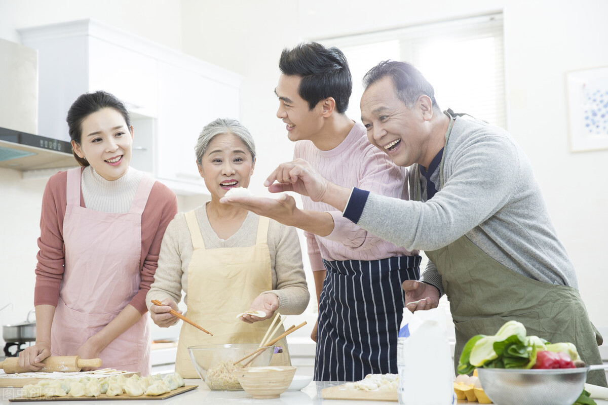 中老年人补钙吃这十种食物最有效,中老年人喝牛奶还是奶粉补钙好