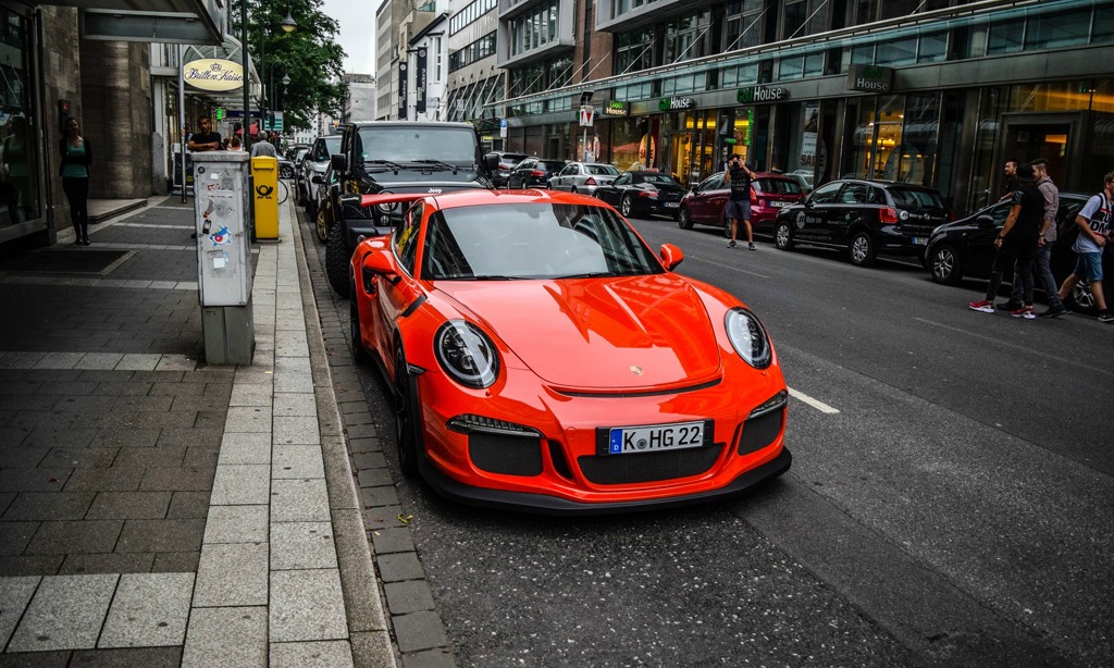 为啥女人都喜欢保时捷,保时捷属于什么豪车