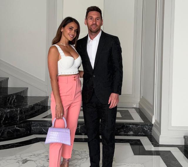 梅西34岁娇妻亮相惊艳众人，穿白色吊带越来越美，生三胎小腹平坦