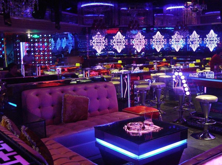 42岁富婆*养包**28岁小伙，每月给2万，男子仍不满意，称想结婚