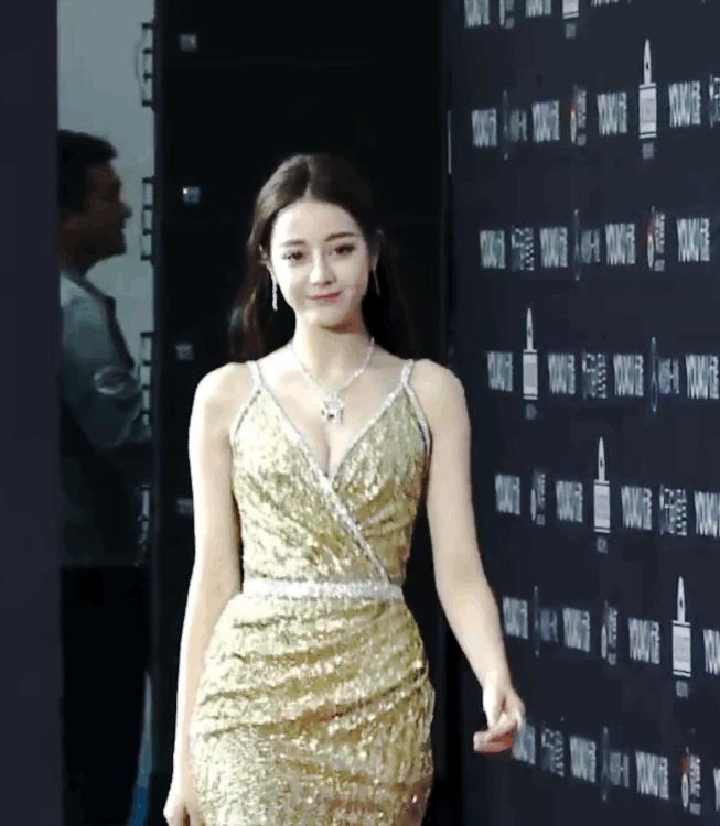 “酥胸半露”却偏要捂着,故作矜持,有一种尴尬叫迪丽热巴玩性感