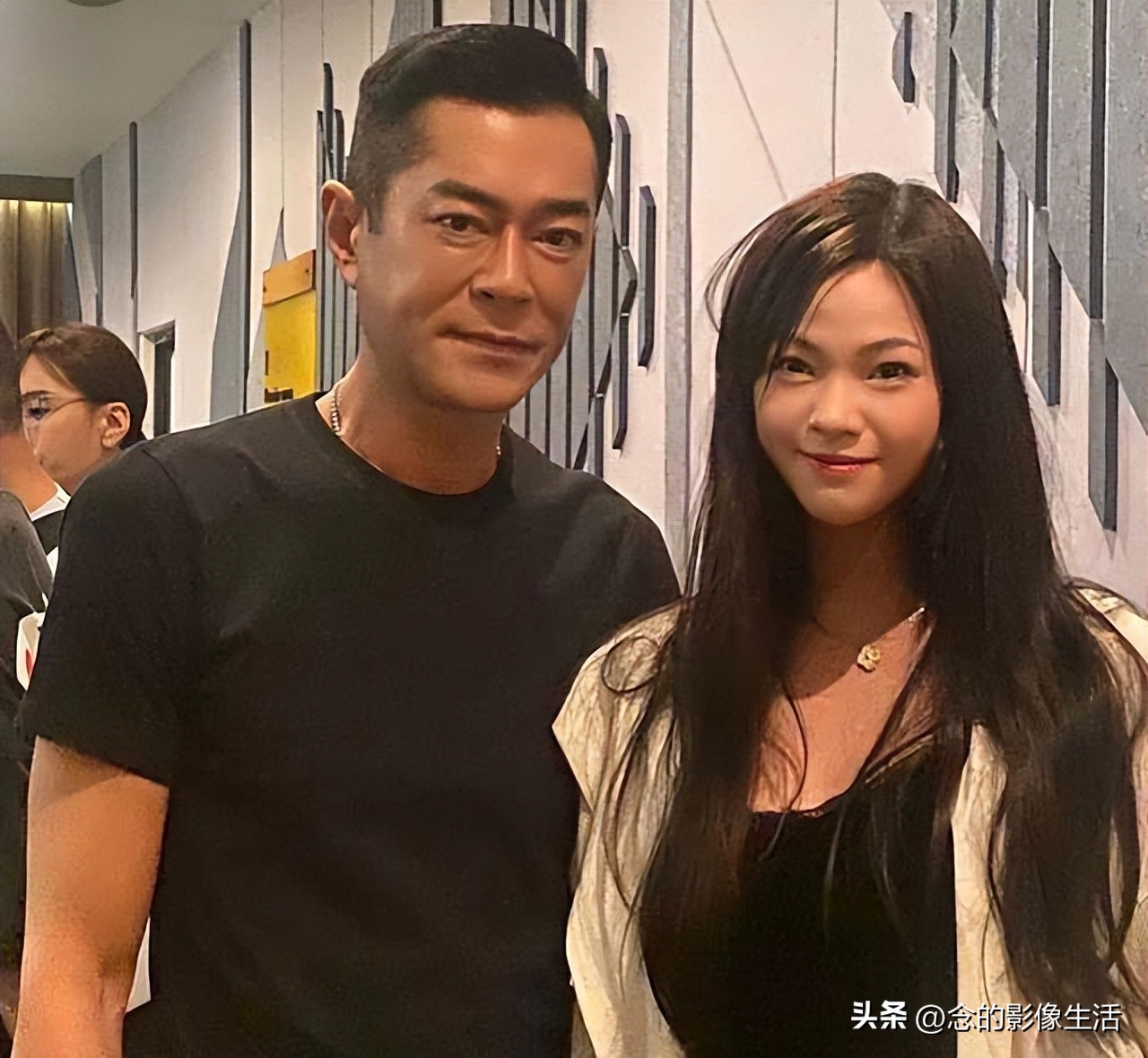 72岁男星将迎娶小36岁女友,72岁男星将娶小36岁女友是真爱吗