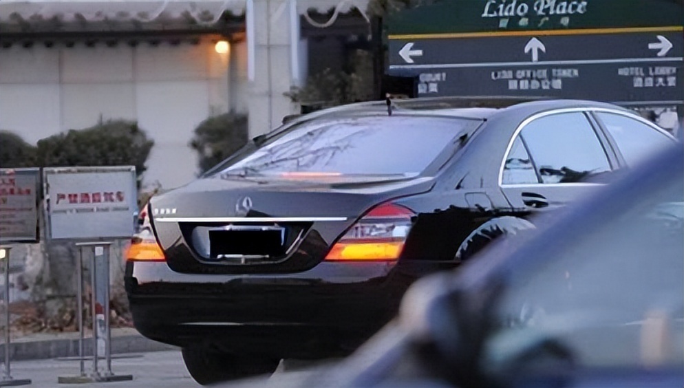 那英怒踹粉丝,那英当众踹粉丝惹争议