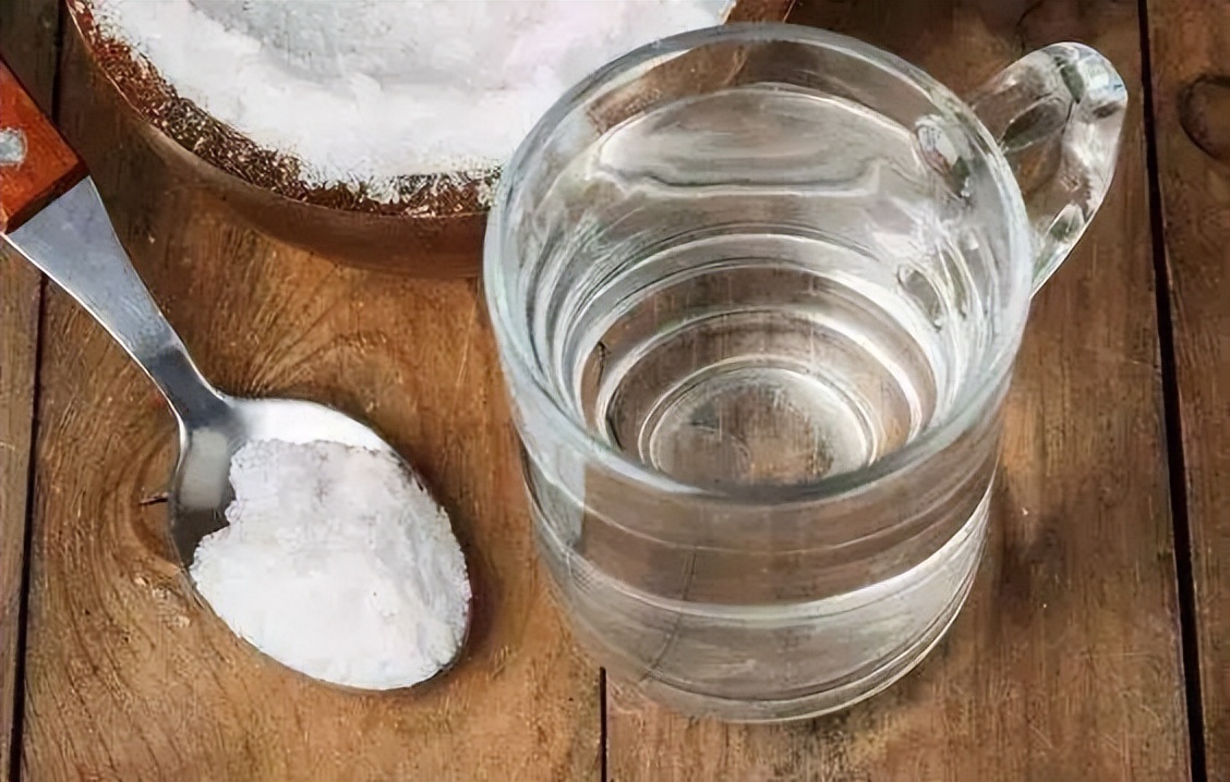 早晨空腹喝淡盐水还是白开水,早上起床喝淡盐水还是白开水好