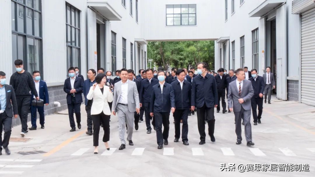 濮阳市委书记万正峰、市长朱良才一行到丽曼俪生产基地参观调研