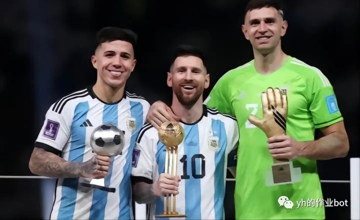 梅西夺冠后三个儿子球场踢球,梅西与迷弟球员踢球