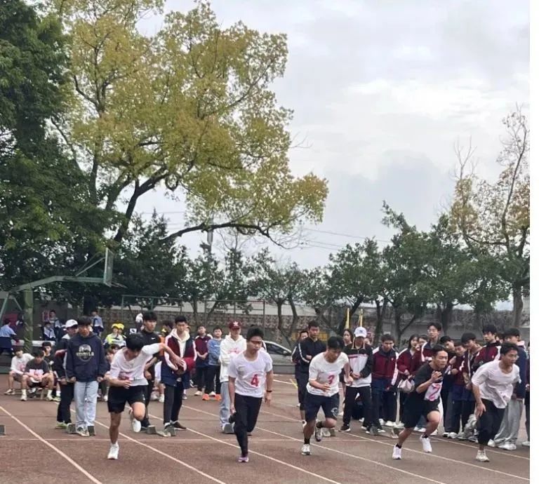 李中学子多矫健运动场上展英姿—李渡中学第四十届田径运动会纪实