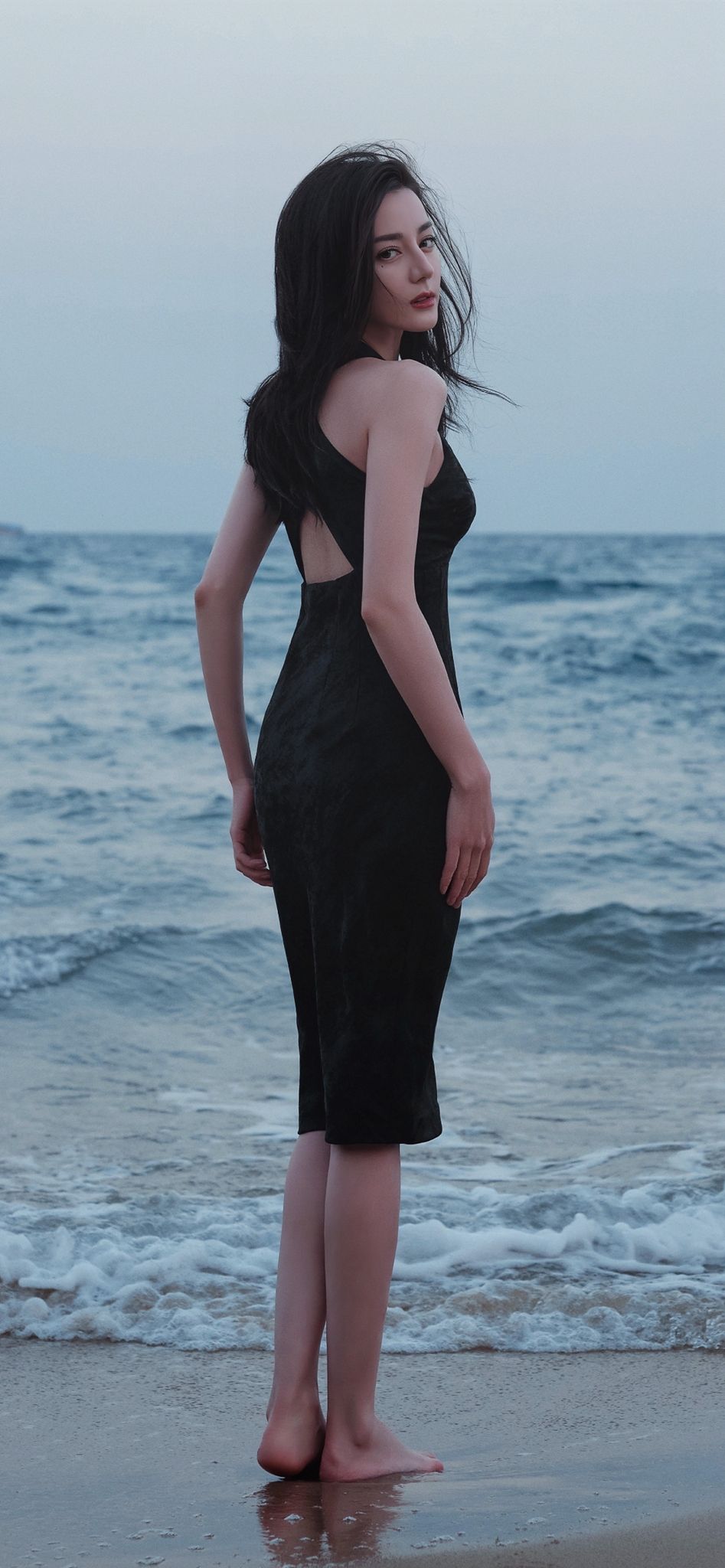 迪丽热巴微博之夜海滩,迪丽热巴海边度假风少女写真