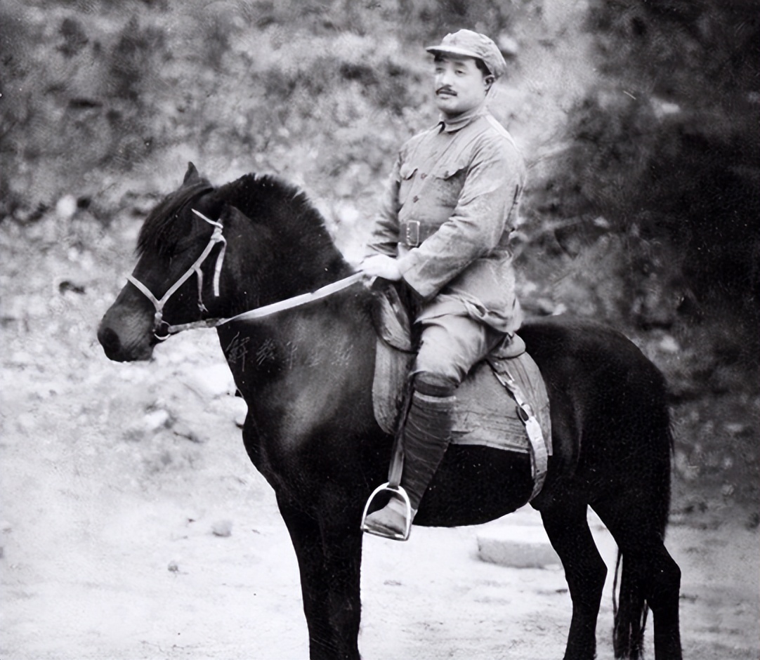 55年毛主席审阅元帅名单时，看到贺龙名字调侃道：他可是个好配角