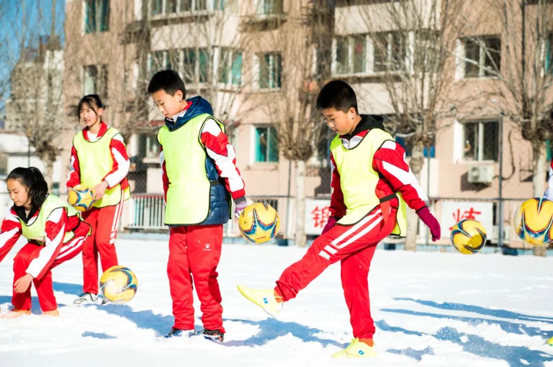 赓续足球文化献礼*党**二十大——明山区实验小学新学期主题升旗仪式