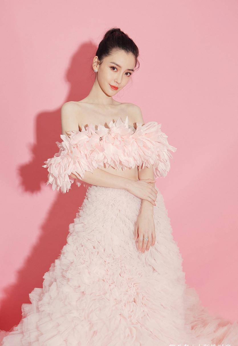 脸上有痘坑的明星,脸上爆痘特别多还好看的明星