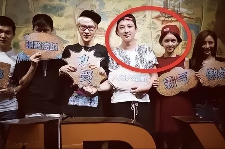 王思聪疑借好友900多万手表炫富，身边女伴颜值普通，身份惹热议