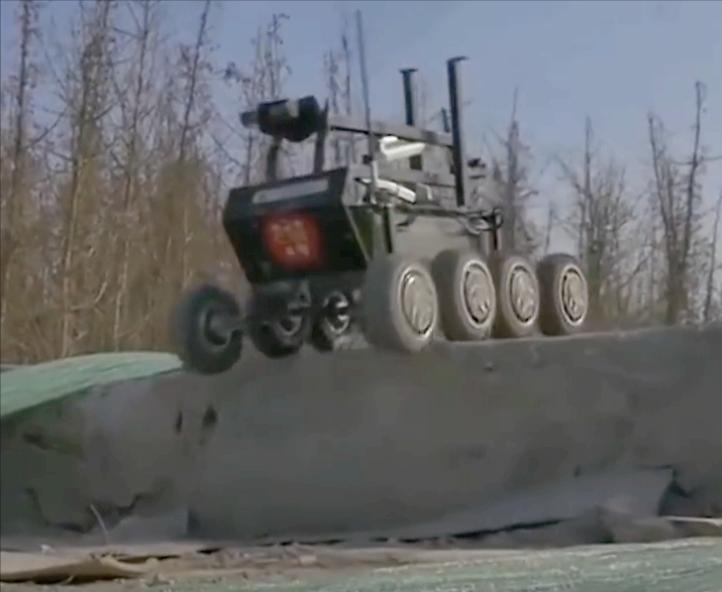 北京平民小伙造出单兵战术机器人,中国最先进军用作战机器人视频