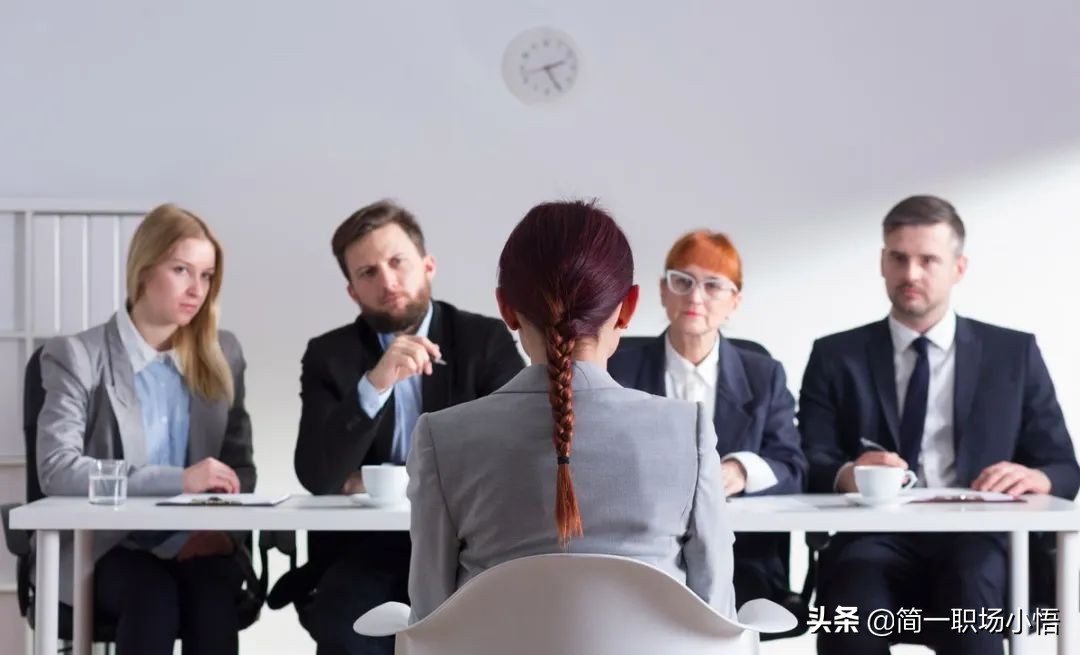 面试官：“女”字加一笔是什么字？小伙淡定回复，当场录用