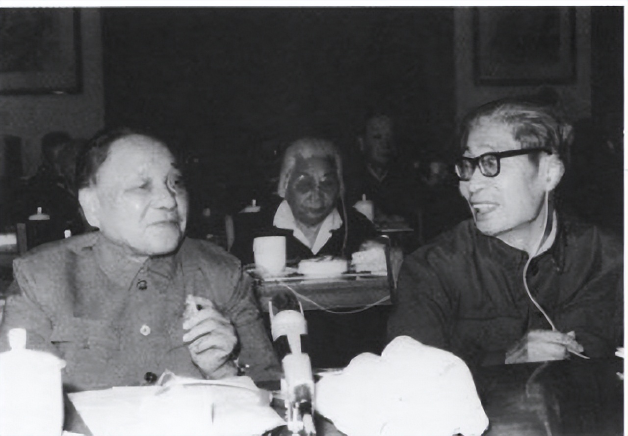 傅钟将军：资历比元帅都老的开国上将，长征中送了*小平邓**三件宝贝