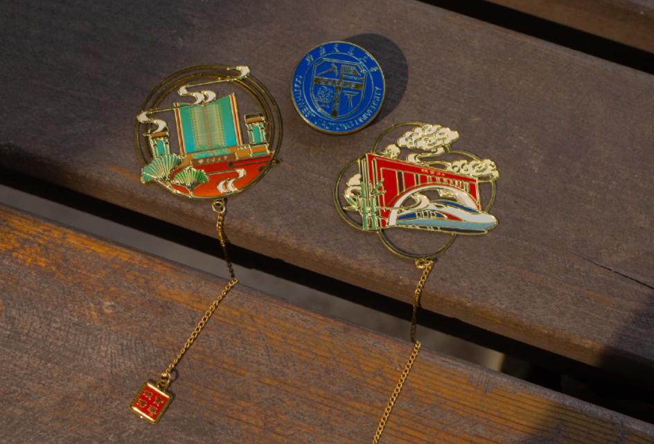 高校送毕业生限量版毕业礼物,全国多所高校为毕业生定制礼物