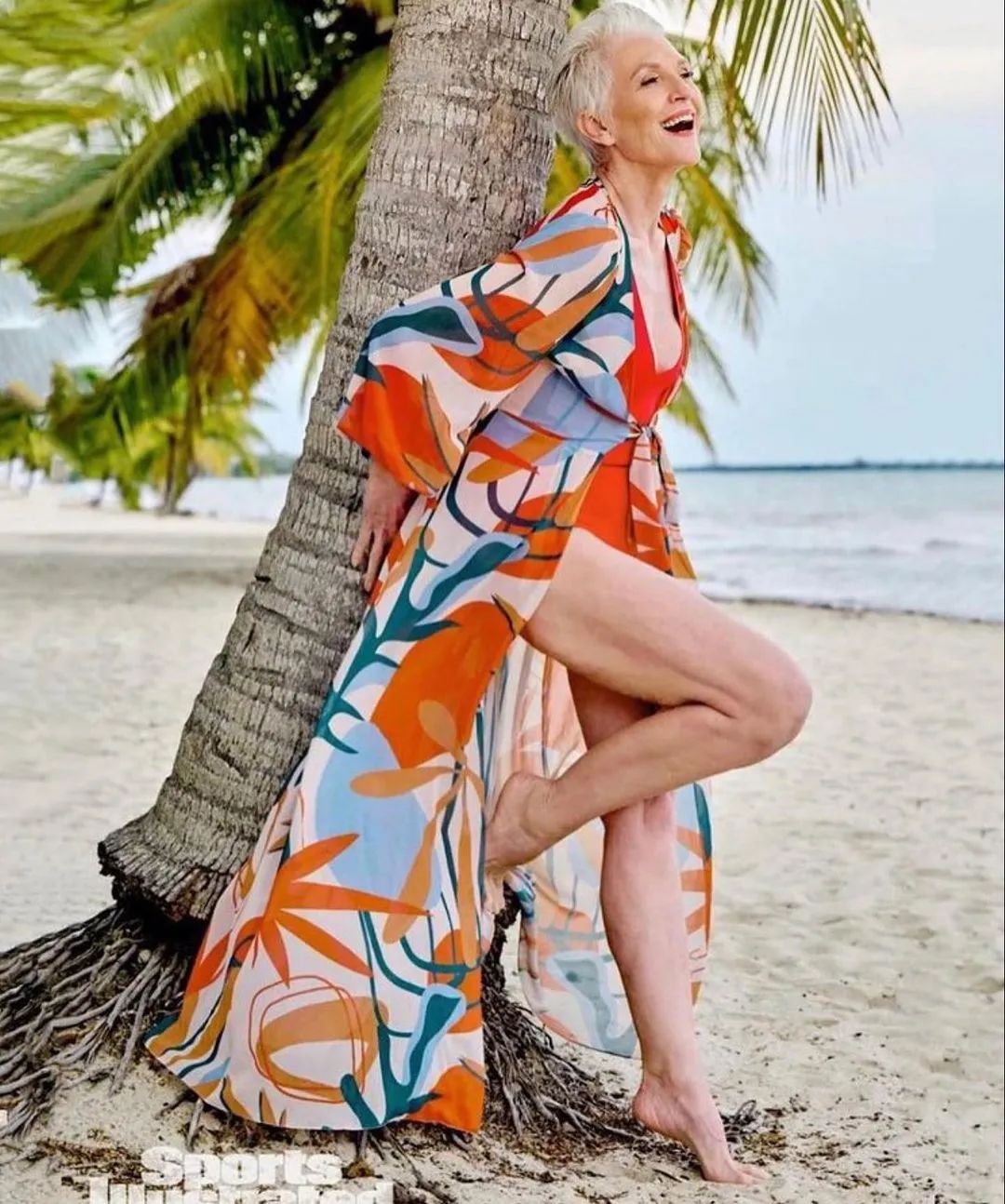 74岁马斯克妈妈来中国,穿国货超惊艳!为什么她越老越飒?