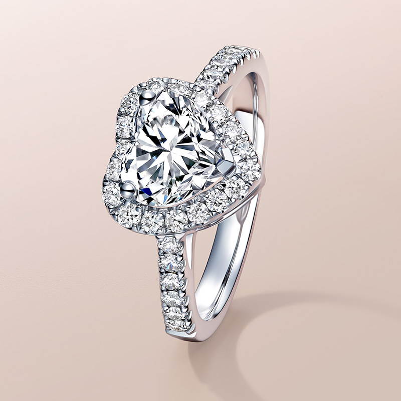 小拇指戴戒指有什么区别,小拇指戴戒指戴一半是什么意思