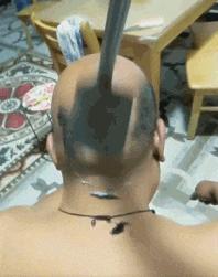 女子和同事打闹，用力过猛竟直接把*裤底**扯两半，羞得蹲地不敢起身