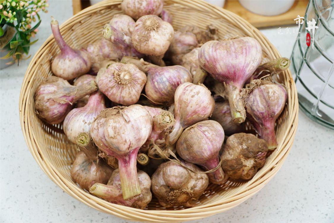 酸甜爽脆一口下去嘎嘣脆的腌糖蒜,新蒜腌制糖蒜简单做法