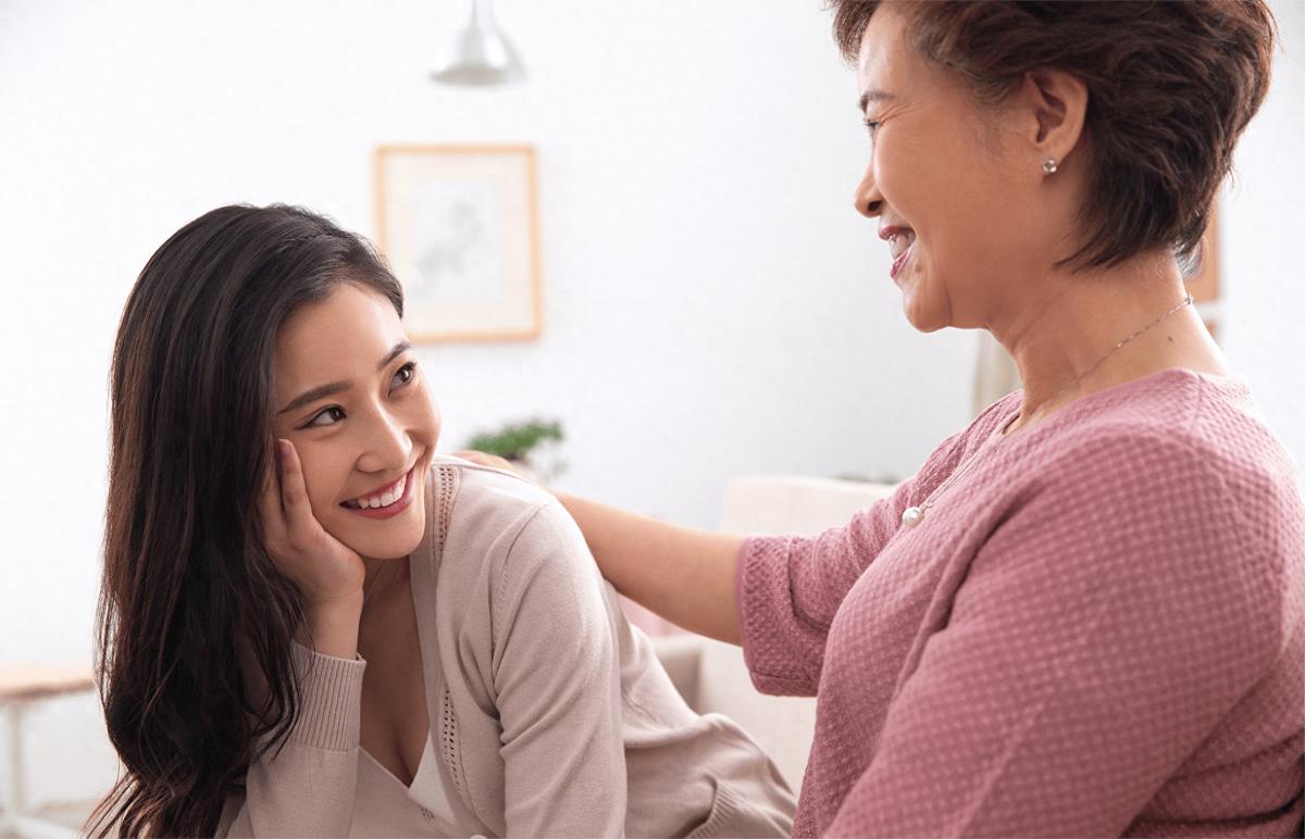 二位白发苍苍老人携手同行,两位单身老人互相养老