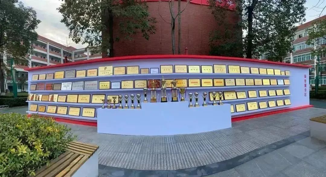 鐩涗笘鍗庤癁鐮ョ牶鍓嶈,鐩涗笘涓崕鐮ョ牶鍓嶈